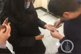女大学生网购了一枚戒指，戴在手上后就取不下来了图片