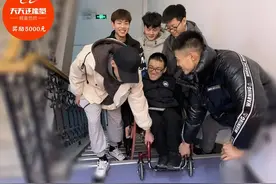 谢谢你出现在我生命里！6位舍友抬起“轮椅男孩”的求学路，看哭…图片