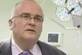 英国医生在病人肝脏上刻名字缩写“SB”留念，被暂停行医资格图片