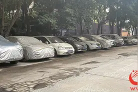 占道车“逼停”改造施工 施工方：29日前如不挪车就拖车图片