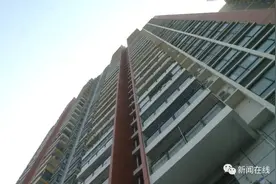 南宁一女子在餐馆门口排位等吃饭，头上突然掉下一坨屎图片