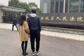 女子取快递被造谣出轨，杭州警方对郎某、何某涉嫌诽谤案立案侦查图片