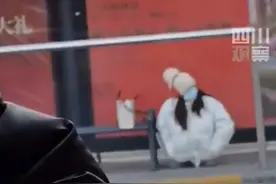天气太冷？小姐姐全身缩进羽绒服等公交，爆笑一幕逗乐网友图片