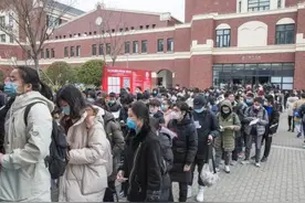 “肖秀荣”热搜第一！考研之前，上海考生请“孔子先生”喝可乐｜热点图片