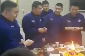 “出警啦！”过生日蜡烛都没来得及吹 消防员撂下筷子就跑了……图片