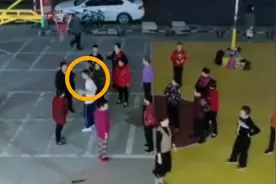 大妈篮球场上跳广场舞，目击者：打球男孩被劝离