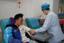 女骑手长期坚持捐献血小板，护士长：她是这个时代的英雄视频封面