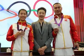 苦等8年的荣誉终于到来，我国两位运动员补发奥运奖牌图片