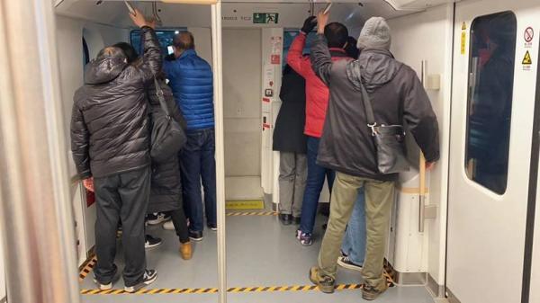 上海地铁迎来两张“新面孔”！运营首日，这一刻令人“泪目”