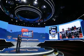 “火蓝刀锋”利刃出鞘！今晚十点半档，CCTV-1《开讲啦》带您解锁海军陆战队→图片