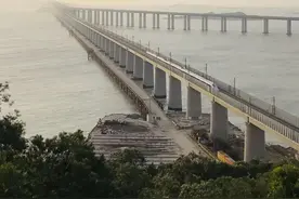 超燃航拍！这条跨海铁路首趟动车开跑图片