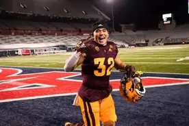 中国小伙在美国打橄榄球，首秀达阵得分图片