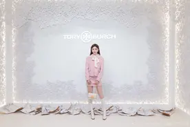 做美女好累！她竟然随身带着11条珍珠项链……图片