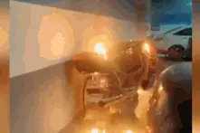 贵阳一小区停车场内，电瓶车突然起火，业主：我听见了爆炸声图片