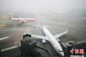 受大雾影响，成都双流机场出现今年入冬来首次大面积航班延误图片