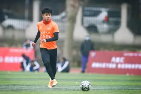 记者：蒿俊闵已与泰山队告别，今晚飞往苏州赛区与武汉队会合图片