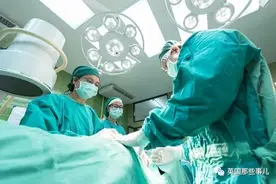 缺德医生在病人肝脏上刻字SB，医生：我只是缓解一下压力图片