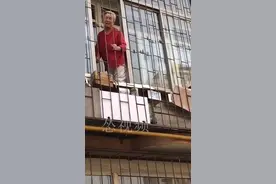 大连金州一位老奶奶给检测人员加油打气：一定能成功图片