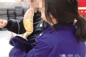 吃惊！大冷天滨州一三岁宝宝独自上街找奶奶 暖心！消防队员及时察觉安全护送回家图片