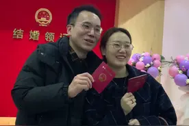 成都婚姻登记实施新政策 第一对跨区领证新人“诞生”视频封面