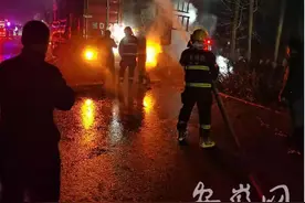 货车运载10吨棉花途中起火 萧县民警消防迅速灭火保住车辆图片