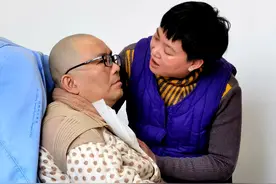 民警出差途中遇车祸成植物人 妻子贴身照料5年用真爱将其唤醒图片