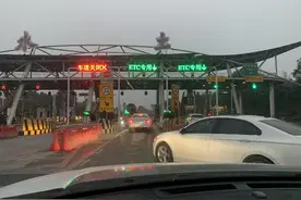 车主在高速公路收费站遇到ETC被蹭该咋办？官方回应图片