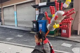 小女孩扛“糖葫芦”棒进幼儿园 正在做操的小朋友都看呆了图片