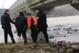 女子跳河轻生！乐山市中区民警成功救援图片