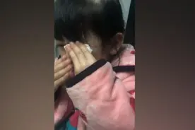 4岁女孩被说长得像爸爸大哭，妈妈：爸爸很崩溃视频封面