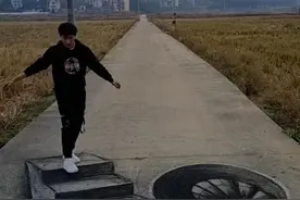 福建小伙路上画3D路障走红，网友：太逼真，不敢走了图片