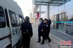 安徽警方端掉一网贷诈骗窝点 现场抓获13名犯罪嫌疑人图片