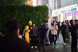 长沙黄兴路步行街“玩偶”拉人拍照，拍完强收20元？记者实地探访，管理部门：已多次整治图片