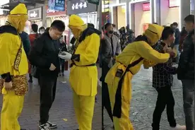 长沙步行街玩偶拉人拍照后强收20元？管理部门：已知晓，无法根治视频封面