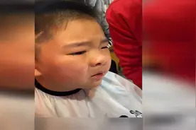 45秒丨“我要的是闪电，不是2！”小男孩对新发型不满意痛哭流涕