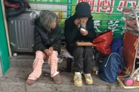 9旬老伯在广州流浪26年，认亲现场被家人反复提问确认图片