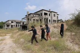 睡在“鬼城”：“好像世界都是你的”图片