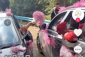 囍撞囍！贵州两婚车相遇，新娘互换手捧花，祝福图片
