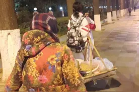 回家路上偶遇卖菜老人，岳阳13岁初中生帮她挑起了重担，获阿里天天正能量奖图片