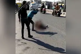 印度男子被两人用棍棒当街打死，路人只顾拍视频，警方冷漠图片