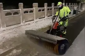 47秒丨济南市城管系统出动一线清雪人员1.8万余人 7点前完成主次干道清雪任务视频封面