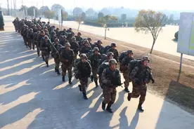 新兵刚下连，就与老兵联手打了一仗图片