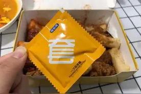 杭州姑娘随手把外卖给的一次性手套放桌上，结果误会大了图片