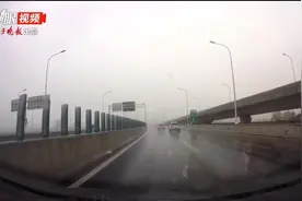 【视频】淮安高架上空飘雪，撒盐车立刻出动视频封面