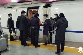 女大学生按下紧急制动按钮，导致高铁晚点两分钟图片