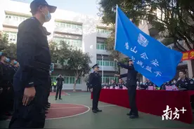 把“实战场”当“练兵场”，中山公安为警务实战蓝军授旗图片