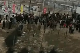 银西高铁开通第二天，数百老乡零下10度在围墙外看动车视频封面