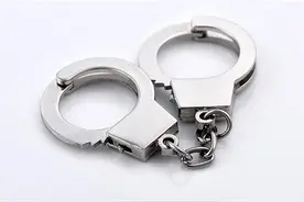 广东某高校一男生泼不明液体致女同学受伤 被警方控制图片