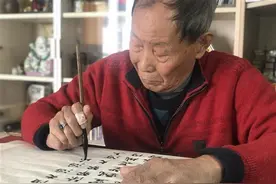 八旬退伍军人能文能武还能绣花，晚年生活照样书写精彩图片