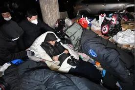 北京寒夜救助流浪人员：“跟我们回去吧！救助站里暖和”图片